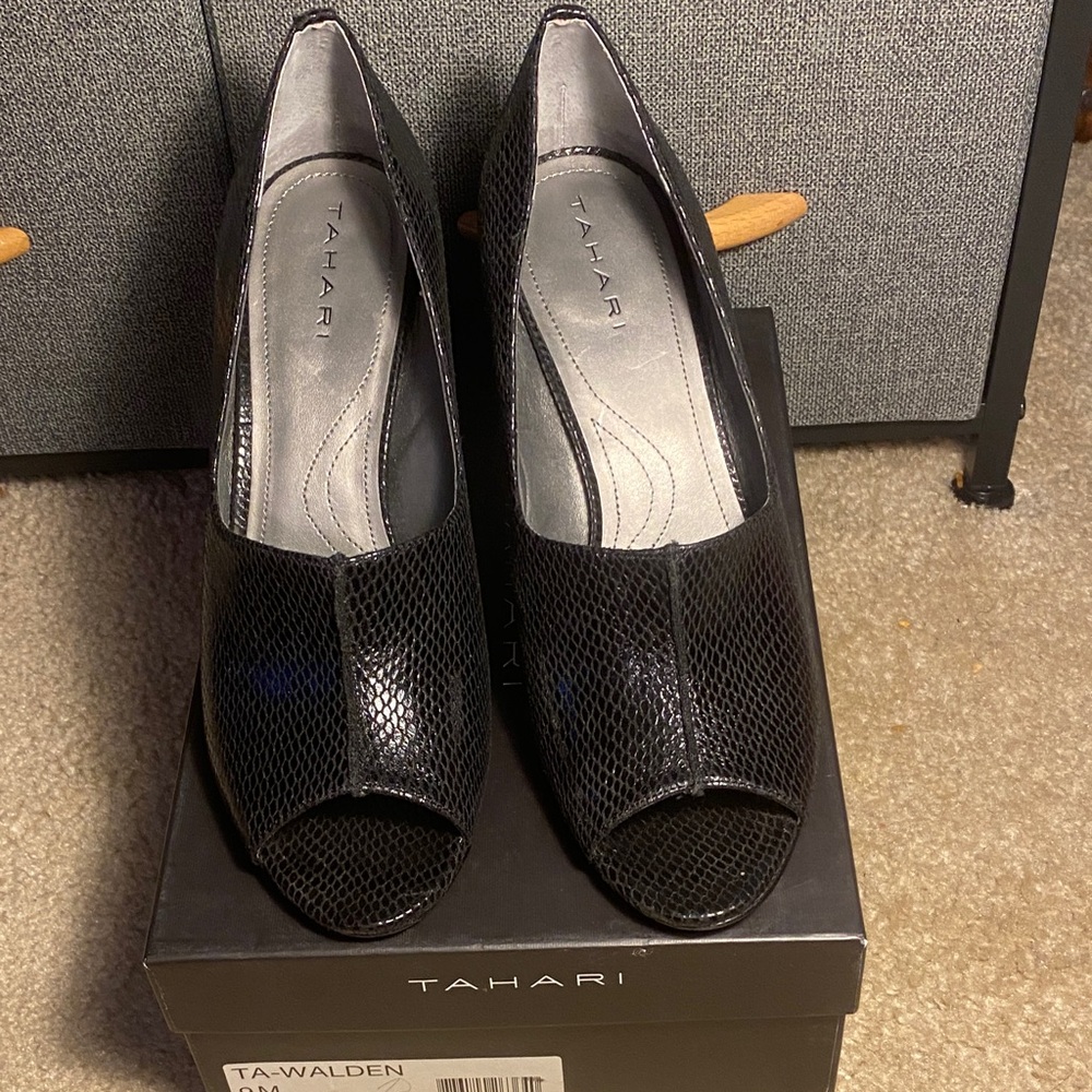 Tahari Black Textured Peep Toe Heels 9M